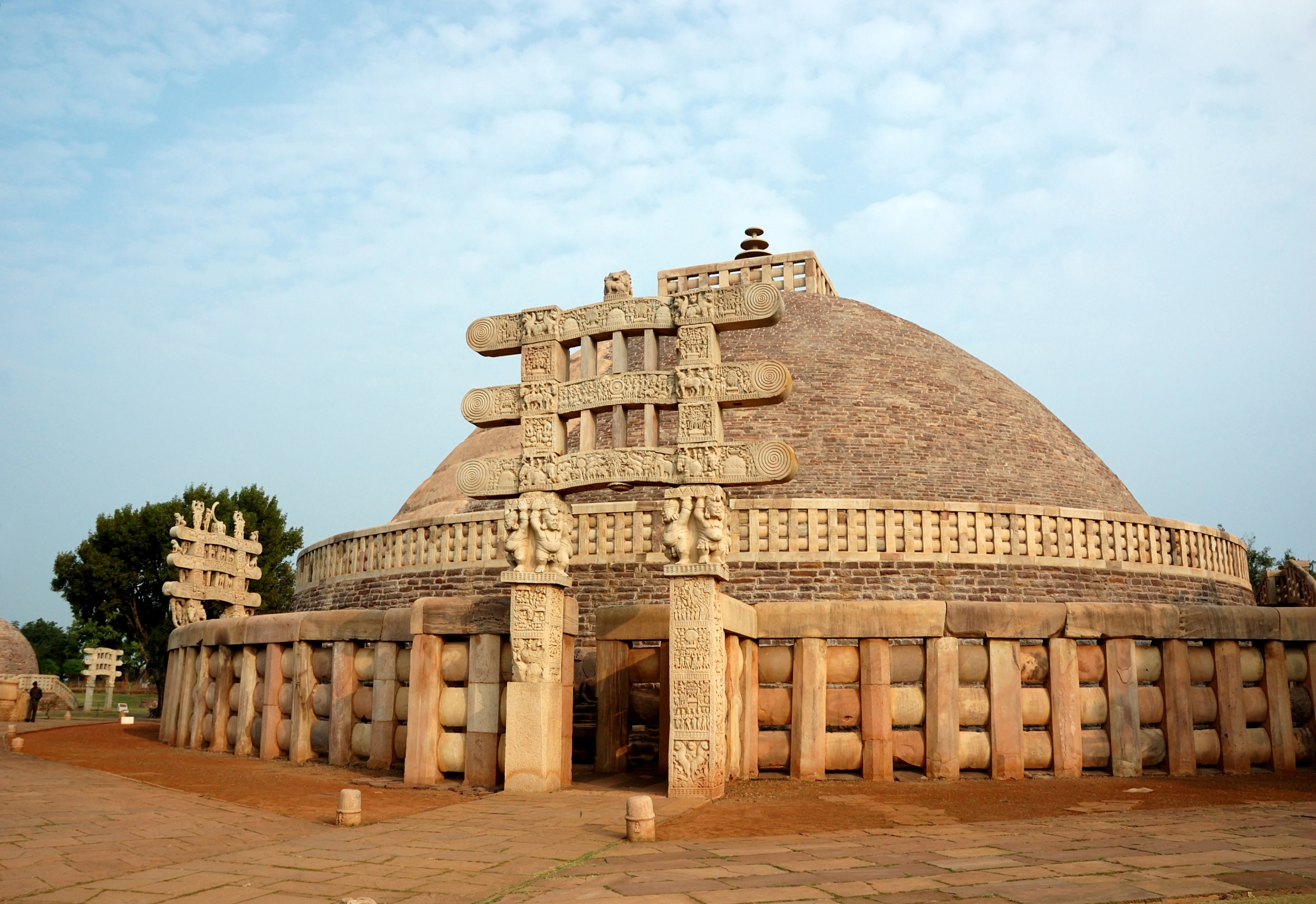 https://d3r8gwkgo0io6y.cloudfront.net/upload/Sanchi stupa-min.jpg